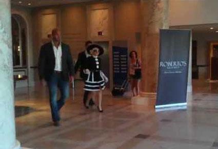 مرافق ليدي غاغا يعتدي على معجب ويطيحه أرضاً